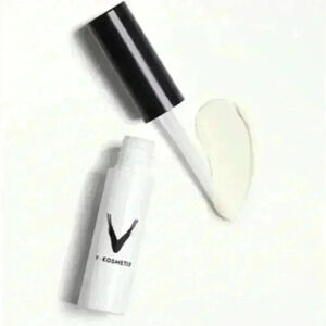 V KOSMETIK Elevate your makeup routine with our revolutionary eyeshadow primer.